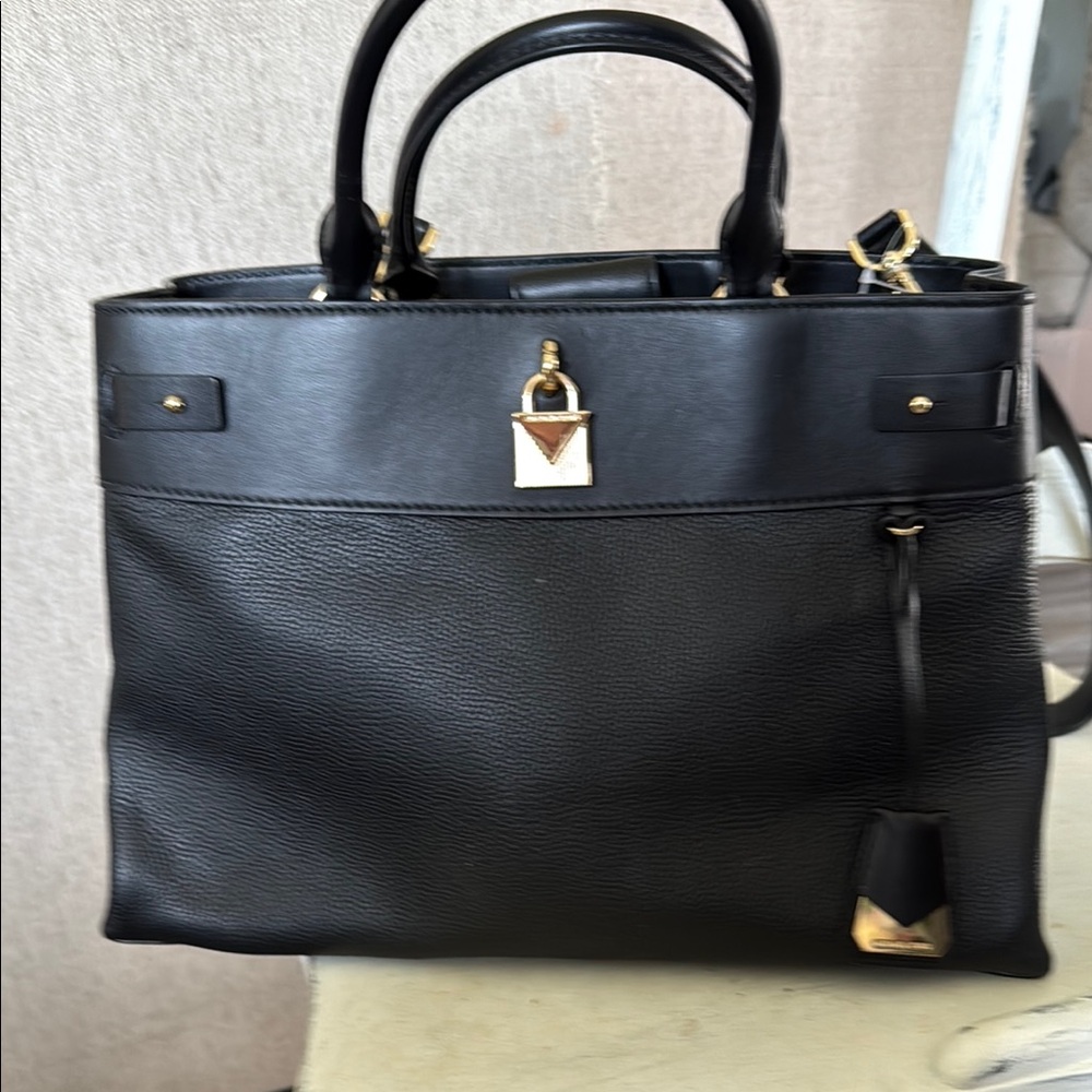 Michael Kors Elegant Black Leather Handbag